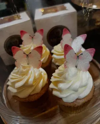 New to the Cake Menu! 🍰😋

Homemade Biscoff Rocky Road £4.00 each 😍

Homemade Lemon Cupcakes 🧁🍋 £3.25 each or Box of 6 for £16.00. 

 #archers #theshore #archersredbankfarm #delish #redbankfarm #supportsmallbusiness #supportlocal #archerscafe #lotusbiscoff #homemade #homemadecake #biscoff #lemoncupcakes
