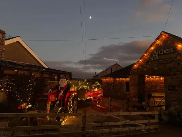 Ho Ho Ho! 🎅🏼

Look who’s just arrived at Archers! 🎄🦌✨❤️

#archers #archersredbankfarm #archerscafe #redbankfarm #theshore #christmas #decorations #festive #farm #christmasdecor #christmastree #rudolph #reindeer